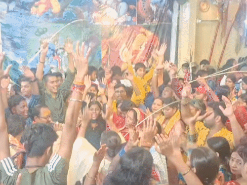 100 साल पुराने हरिसभा मंदिर में जन्माष्टमी की रौनक:राधा-कृष्ण का भव्य श्रृंगार, वाराणसी के वस्त्र, केरल-बंगाल के फूल