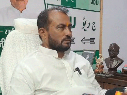 'तेजस्वी फिर से गुलछर्रे उड़ाने विदेश जाएंगे':श्याम रजक बोले- नेता प्रतिपक्ष अपने पिता जैसा नहीं कर पाए काम, न पार्टी संभली और न परिवार