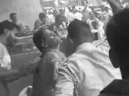 चतरा मकान खाली कराने के दौरान हंगामा:पुलिस के सामने महिला 80% झुलसी; बचाने में ASI और बेटा भी घायल