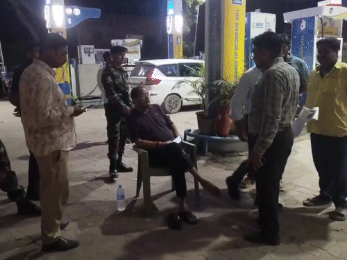 पलामू में आधी रात सड़क पर उतरे वित्त मंत्री:छतरपुर में डेढ़ घंटे चलाया अभियान, कोयला-गिट्टी-लकड़ी व स्क्रैप लदे 4 ट्रक पकड़े