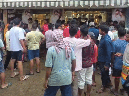 बारिश के बीच ज्वेलरी दुकान में लाखों की लूट:रेनकोट-हेलमेट पहनकर पहुंचे थे बदमाश, 3 राउंड फायरिंग के बाद जेवर लूट भागे