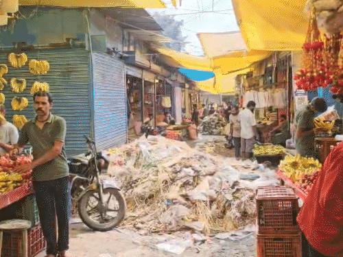हजारीबाग में 6 दिन से नहीं उठा कूड़ा:सब्जी-फल मंडी में बदबू से दुकानदार-ग्राहक परेशान, कंपनी की लापरवाही बदतर हुए हालात