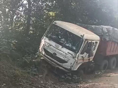 कोडरमा घाटी में ट्रक का ब्रेक फेल:एयर पाइप फटने से हुआ हादसा, चालक ने ट्रक को सड़क किनारे खड़ा किया, बची जान