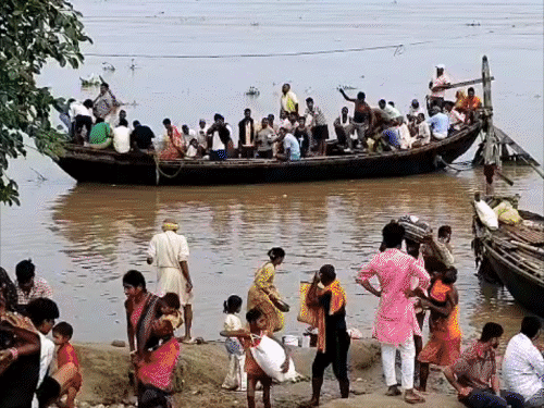 पटना में गंगा का रौद्र रूप, 29 लाख लोग प्रभावित:मनेर, दीघा और गांधी घाट पर खतरे के निशान से ऊपर, 77 प्रखंडों की 438 पंचायतें प्रभावित