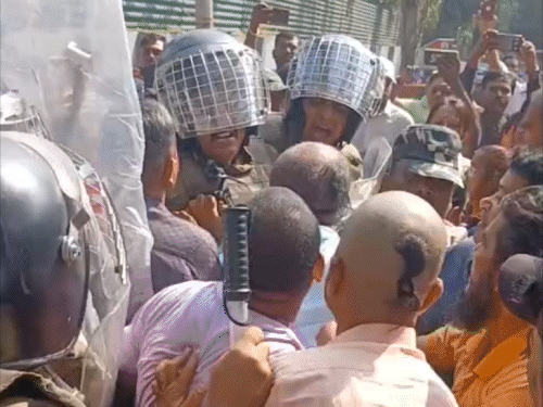 बोकारो में जर्जर आवास खाली कराने का विरोध:बेहतर क्वार्टर दें या पुराने आवासों की मरम्मत कराएं, ईडी आवास घेर जताया विरोध