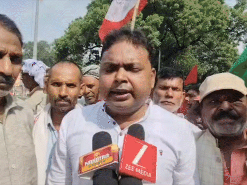 झारखंड आंदोलनकारियों ने चतरा में चक्का जाम किया:हेमंत सरकार पर वादाखिलाफी का आरोप, 50 हजार पेंशन और 10% आरक्षण की मांग