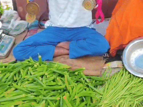 दीवार पर टंगे जीते मेडल, सामने सब्जियों की रेडी:रांची का इंटरनेशनल प्लेयर बेच रहा सब्जियां, थ्रोबॉल खिलाड़ी अमरदीप ने जीते हैं गोल्ड मेडल