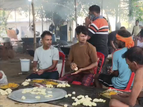 दिवंगत मंत्री सुदिव्य सोनू का द्वादशा कल:50 हजार निमंत्रण कार्ड बांटे गए, 4 पंडाल बन कर तैयार, धनबाद से पहुंची कैटरिंग टीम