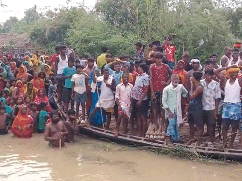 साहिबगंज में 28.71m पर गंगा का जलस्तर:छत-मचान पर जिंदगी, सड़कों पर रात; 5 दिन में 3 की मौत; गांवों में कमर तक पानी