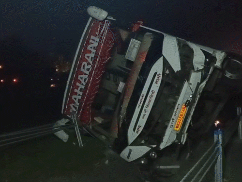 Dhanbad Bus Accident | Maharani Bus Overturns On NH-19 Near Kalyanpur
