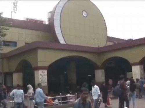 धनबाद स्टेशन पर त्योहारी सीजन में सख्ती:रिजर्वेशन और जनरल टिकट वालों को प्रवेश, वेटिंग टिकट वालों को प्रवेश नहीं
