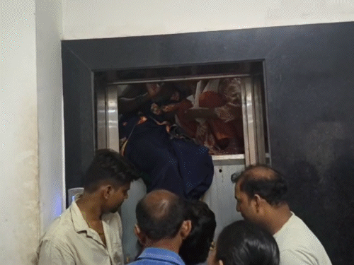 सीवान सदर अस्पताल की लिफ्ट फंसी 2 महिलाएं:1 घंटे बाद चाबी से खोला गेट; सीढ़ी तक नहीं मिली, गोद में उठाकर निकाला