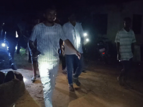 पिता की आखिरी इच्छा पूरी करने जेल से आया बेटा:पुलिस पहरे में दी मुखाग्नि, मां और 5 बेटियों के सामने अब भरण-पोषण का संकट