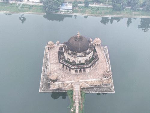 ऊंचाई से देखिए शेरशाह सूरी का मकबरा:पानी में खड़ी लाल पत्थरों की इमारत, 22 एकड़ में फैले तालाब पर्यटकों को करता है आकर्षित