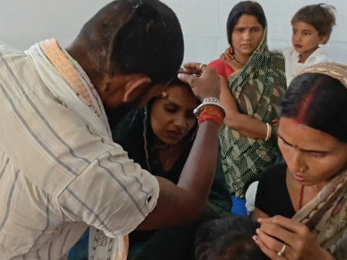 करमा विसर्जन के दौरान भौंरों का हमला:कोडरमा में बच्चों समेत दो दर्जन से अधिक घायल, अस्पताल में इलाज जारी