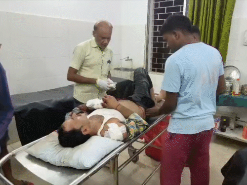 गोड्डा में दुकान बंद कर लौट रहे व्यक्ति पर फायरिंग:आंगनबाड़ी चुनाव और जमीन विवाद, भतीजे पर गोली चलाने का आरोप, मारी 3 गोलियां