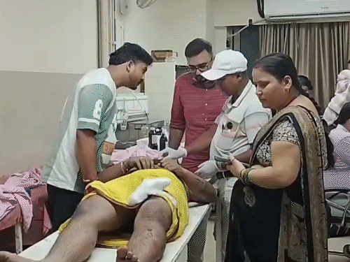 जमशेदपुर के उलीडीह में युवक पर हमला:परिजनों ने 25-30 युवकों पर मारपीट-फायरिंग का लगाया आरोप, हाथ-पैर, चेहरे में गंभीर चोटें