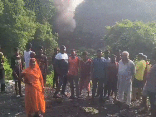 झरिया की बरारी छह नंबर बस्ती में जमीन धंसी:दरारों से निकला जहरीला धुआं और आग, बीसीसीएल टीम पहुंची, भरी जाएगी मिट्टी