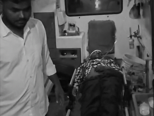 कोडरमा में ट्रक की लाइट से आंखें चुंधियाई:बाइक सड़क किनारे रखे मलबे से टकराया, ट्रक की चपेट में आने से एक मरा, दूसरा गंभीर