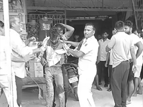 ज्वेलर्स दुकान लूट में चाकु लगने से कारोबारी की मौत:शव सड़क पर रखकर प्रोटेस्ट, TOP स्थापित करने के आश्वासन पर हटा जाम