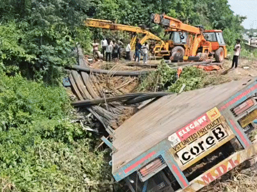 रामगढ़ घाटी में 4 दिन में चौथा बड़ा हादसा:ब्रेक फेल होने से गड्ढे में गिरा ट्रेलर; ड्राइवर-खलासी की मौत, गहरे गड्ढे में दबे शव