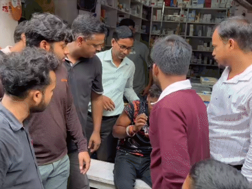 गिरिडीह में बाइक चोरी करते युवक की पिटाई:पुलिस ने छुड़ाकर थाने लेकर गई; पहले हुई बाइक चोरी के सीसीटीवी फुटेज से हुई थी पहचान