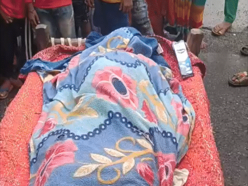 सड़क पार कर रहे व्यक्ति की बाइक से टक्कर; मौत:गिरिडीह में शव रखकर किया जाम, मुआवजे और गिरफ्तारी की मांग