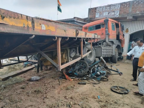 गिरिडीह में में तेज रफ्तार टेलर का कहर:बुलेट-जूसर मशीन को टक्कर मार घर में घुसा, तीनों वाहन क्षतिग्रस्त हुए