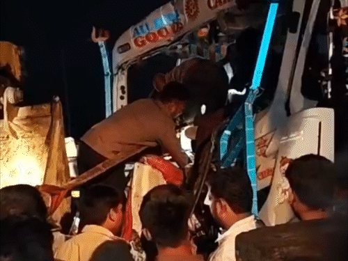 गिरिडीह के डुमरी में खड़े ट्रक से हाइवा टकराया:केबिन में फंसा चालक, गैस कटर, क्रेन-जेसीबी से बाहर निकाला गया
