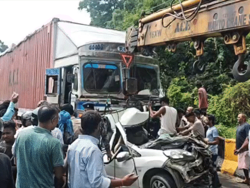 सड़क हादसे में DSP की मौसी की मौत, 5 घायल:रामगढ़ घाटी में ब्रेकफेल कंटेनर ने कार को मारी टक्कर, घायलों में मौसा-बहन शामिल
