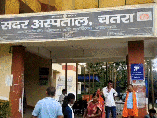 चतरा सदर अस्पताल में बाहर से दवा मंगवाया:डॉ. एसके चौधरी पर कमीशन के दवा मंगवाने का आरोप; डीएस ने मांगा जवाब