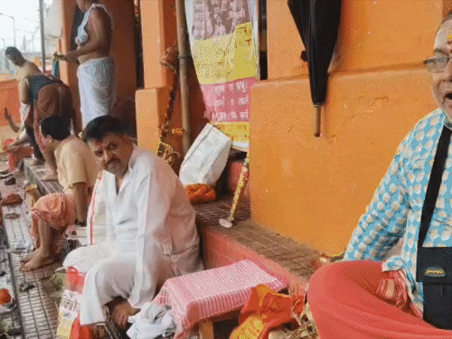 देवघर शिवगंगा तट पर पितृ तर्पण के लिए उमड़ी भीड़:पितृ पक्ष में दूर-दराज से पहुंचे श्रद्धालु, पुरोहितों की देखरेख में किया तर्पण