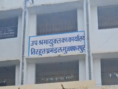 मुजफ्फरपुर में जॉब कैंप, 25 पदों के लिए 150+ अभ्यर्थी:BCA-CTET और कई डिग्रीधारी भी पहुंचे; 11,752 रुपए की नौकरी के लिए दिखी भीड़