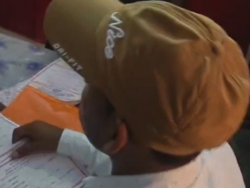 सर्टिफिकेट के बदले पैसे, कबाड़ में बच्चों की किताबें!:सीवान के सरकारी स्कूल में रुपए मांगते दिखे प्रिंसिपल; बोले-टेबल के नीचे रखो, कोई VIDEO बना लेगा