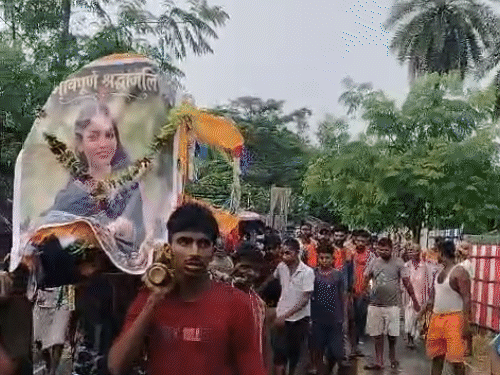'जन्म लेते ही बेटी को मार देना चाहिए':पुतला बनाकर निकाली शव यात्रा, पिता ने दी मुखाग्नि; बेटी ने बॉयफ्रेंड से भागकर की शादी