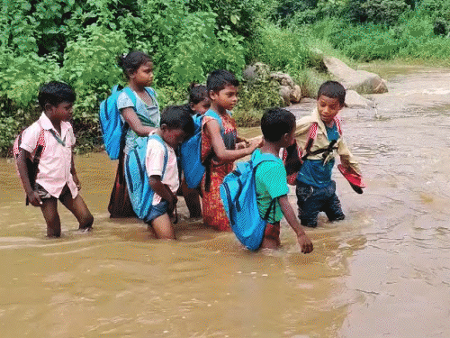 चतरा में उफनती नदी पार कर स्कूल जा रहे बच्चे:पुल नहीं होने से टापू बने कई गांव, पानी से घिरे कई घर, एंबुलेंस पहुंचना भी मुश्किल