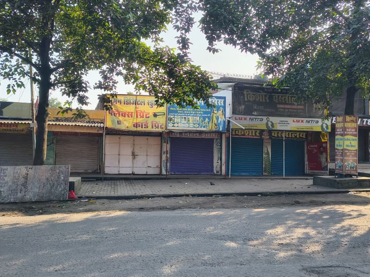धूल और जाम से परेशान दुकानदारों ने बाजार किया बंद:भारी वाहनों की नो एंट्री और बाइपास की मांग, 24 तक समाधान नहीं तो आंदोलन