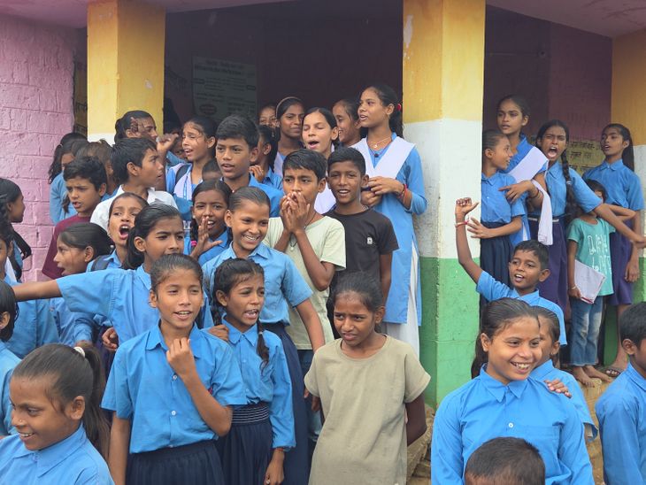 अरवल में छात्रों ने स्कूल में तालाबंदी की:विद्यालय में बुनियादी सुविधा न होने से बच्चे आक्रोशित, 2 कमरों में 1 -12वीं तक पढ़ाई