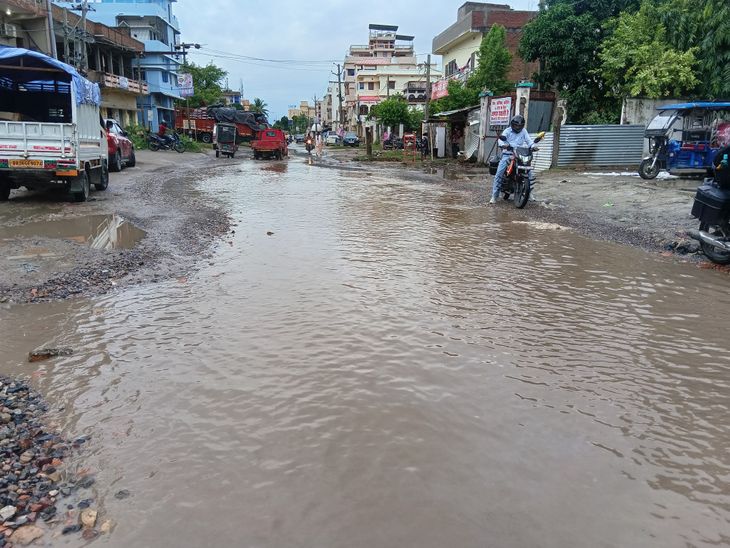 बेतिया में बारिश से सड़क बनी तालाब:ओवरब्रिज निर्माण के कारण 2-3 साल से गड्ढे, पानी भरने से हादसे का खतरा; बाइक सवार गंभीर घायल