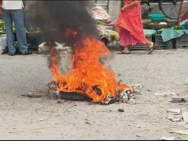 पटेल चौक-तीनगछिया सड़क की खराब हालत पर लोगों का प्रदर्शन:आश्वासन मिलने के बाद खत्म हुआ जाम, दुर्गा पूजा के बाद शुरू होगा काम