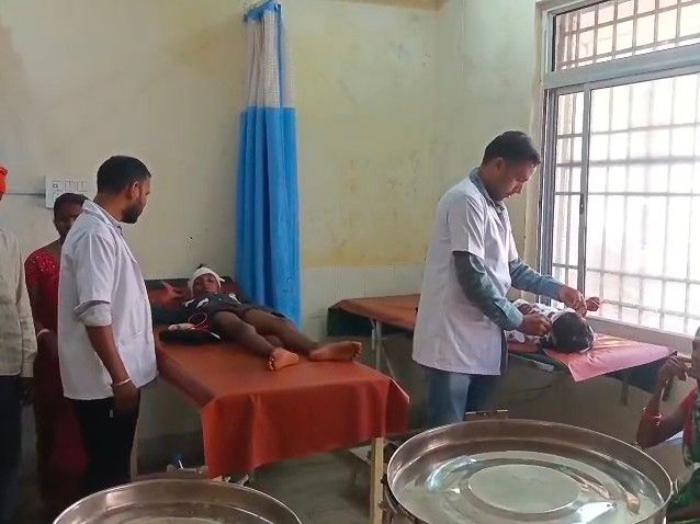 चतरा में नई ऑटो पेड़ से टकराई, मालिक की मौत:हादसे में 5 लोग गंभीर रूप से घायल, भद्रकाली मंदिर से लौटते वक्त हुआ हादसा