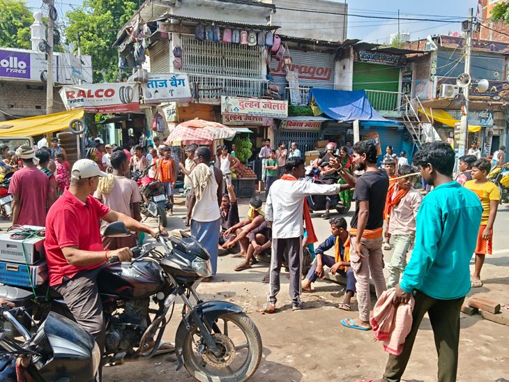 निजी क्लिनिक में सर्जरी के बाद महिला की मौत:संचालक पर लापरवाही का आरोप, बोर्ड-बैनर उखाड़कर भागे परिजन; एकंगरसराय में शव रखकर सड़क जाम