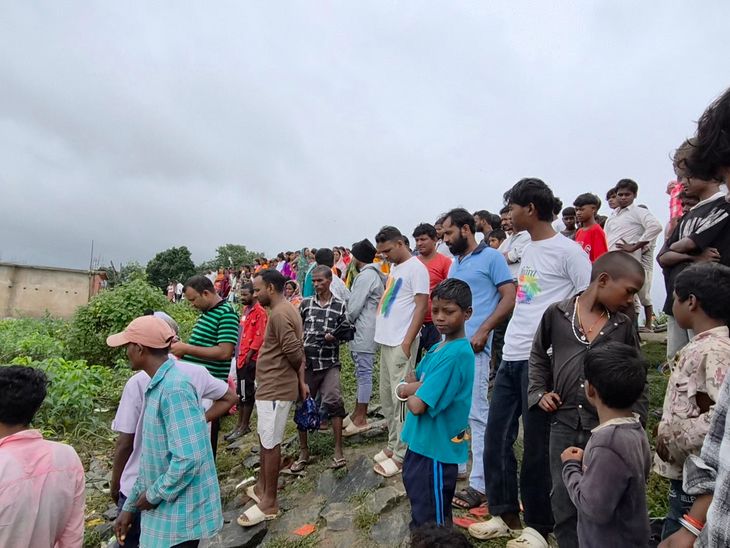 हजारीबाग में करम विसर्जन को गया व्यक्ति तालाब में डूबा:परिजन और ग्रामीण परेशान, प्रशासन से मांगी गोताखोरों की टीम, तलाश जारी