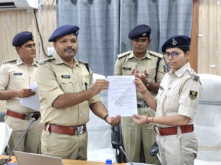 SSP ने एसआई लवली कुमारी को किया सम्मानित:अगस्त में बेहतर कार्य करने पर दिया प्रशस्ति पत्र, 14 मामलों में चार्जशीट दाखिल कर 11 मामलों की सीसीटीएनएस में की एंट्री
