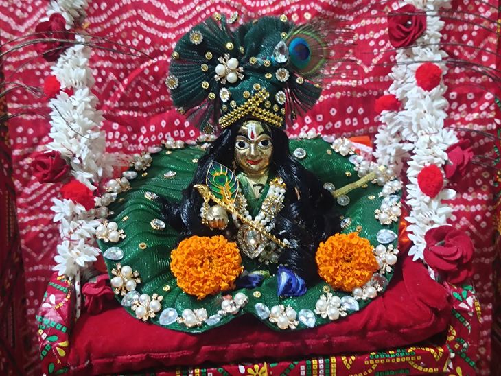 किशनगंज में रात 12 बजे हुआ भगवान श्रीकृष्ण का जन्मोत्सव:मंदिर परिसर 'जय श्रीकृष्ण' के जयकारे, मंदिरों में पूजा के बाद बंटा प्रसाद