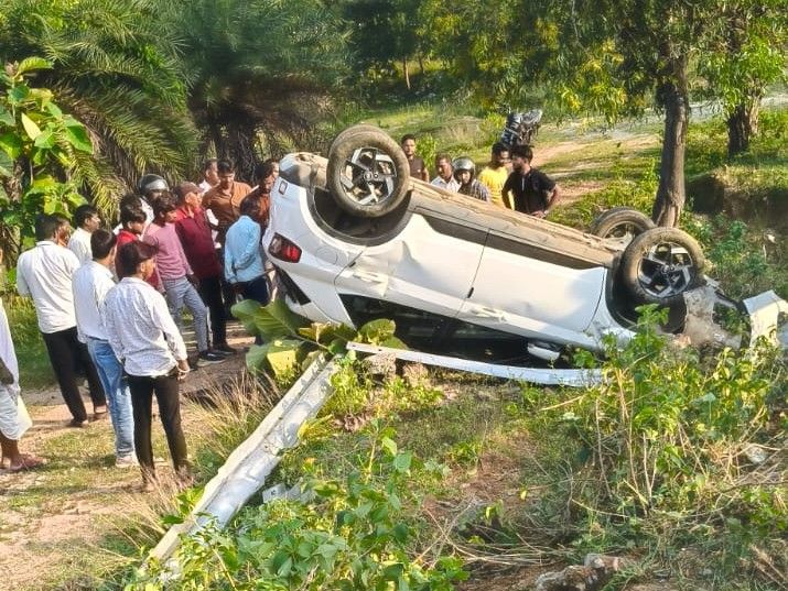 कोडरमा में एक ही जगह हुए दो सड़क हादसे:बाइक सवार गंभीर रूप से घायल, कार में बैठे लोग बाल-बाल बचे; पुलिस जांच में जुटी
