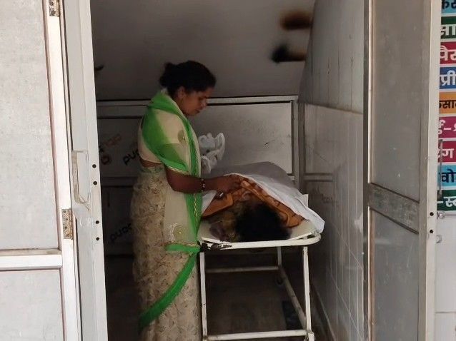 गुमला में जहरीले सांप ने मां-बेटे को काटा:जड़ी-बूटी के चक्कर में महिला की मौत, बेटा अस्पताल में भर्ती; दोनों सोए थे जमीन पर