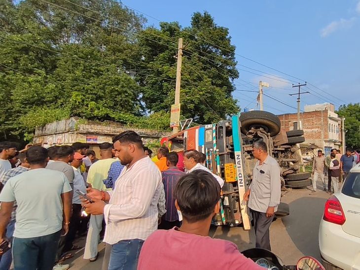 ईसरी बाजार में बिजली पोल से टकराकर पलटा ट्रक:सड़क किनारे खड़ी कार क्षतिग्रस्त, चालक-राहगीर बाल-बाल बचे