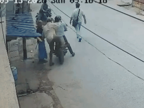 दरभंगा- पुलिस बनकर बुजुर्ग से सोने की अंगूठी की लूट:बाइक सवार बदमाशों ने वारदात को दिया अंजाम, सीसीटीवी फुटेज में दिखी पूरी घटना