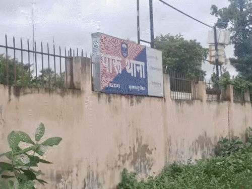 पारू स्कूल में छात्राओं से बैड टच का मामला:आरोपी शिक्षक सस्पेंड; प्रिंसिपल पर भी कार्रवाई, शिकायत के बाद भी एक्शन नहीं लेने का आरोप